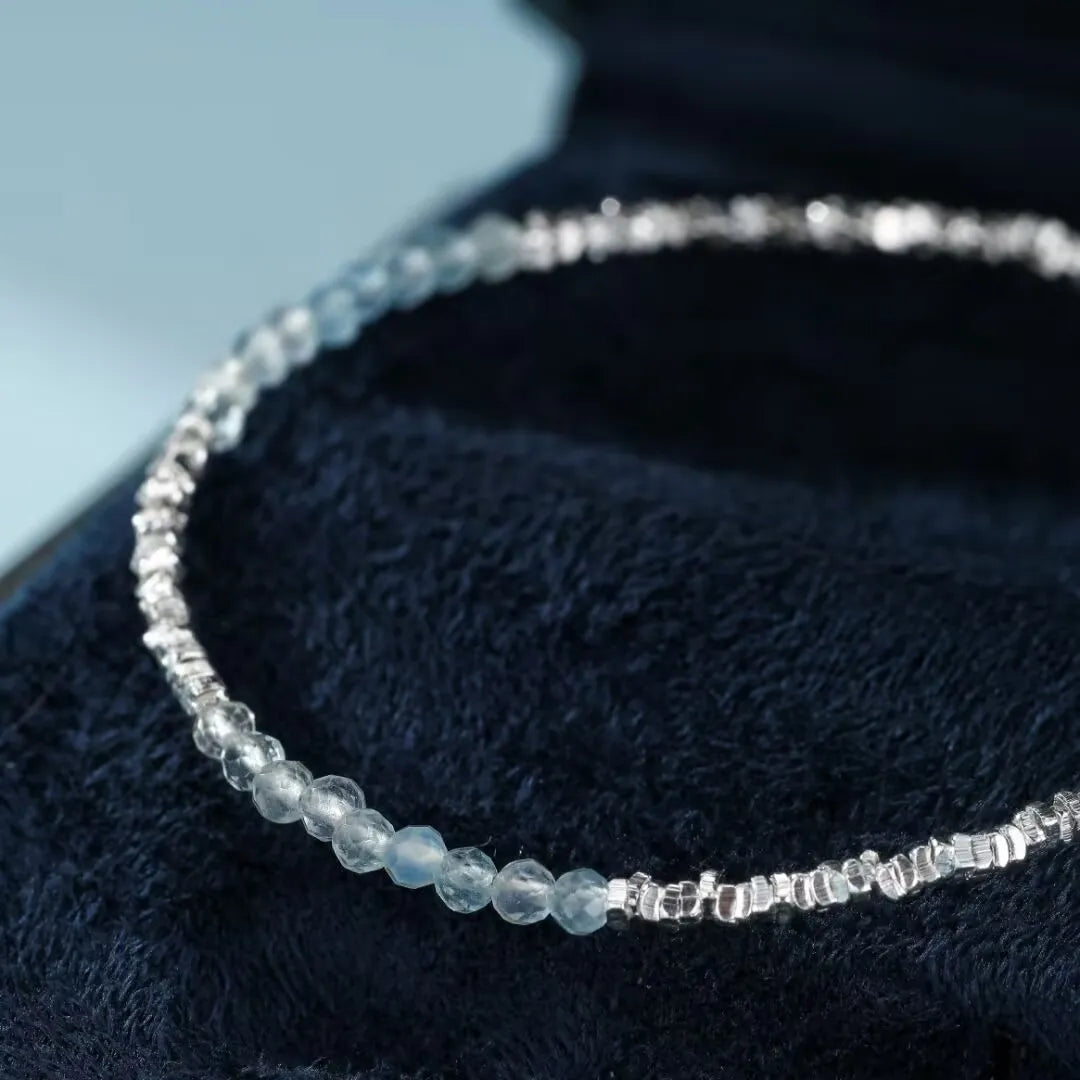 Bracelet "Murmure Douce" en argent avec des petites pierres d'aigue-marine facettées.