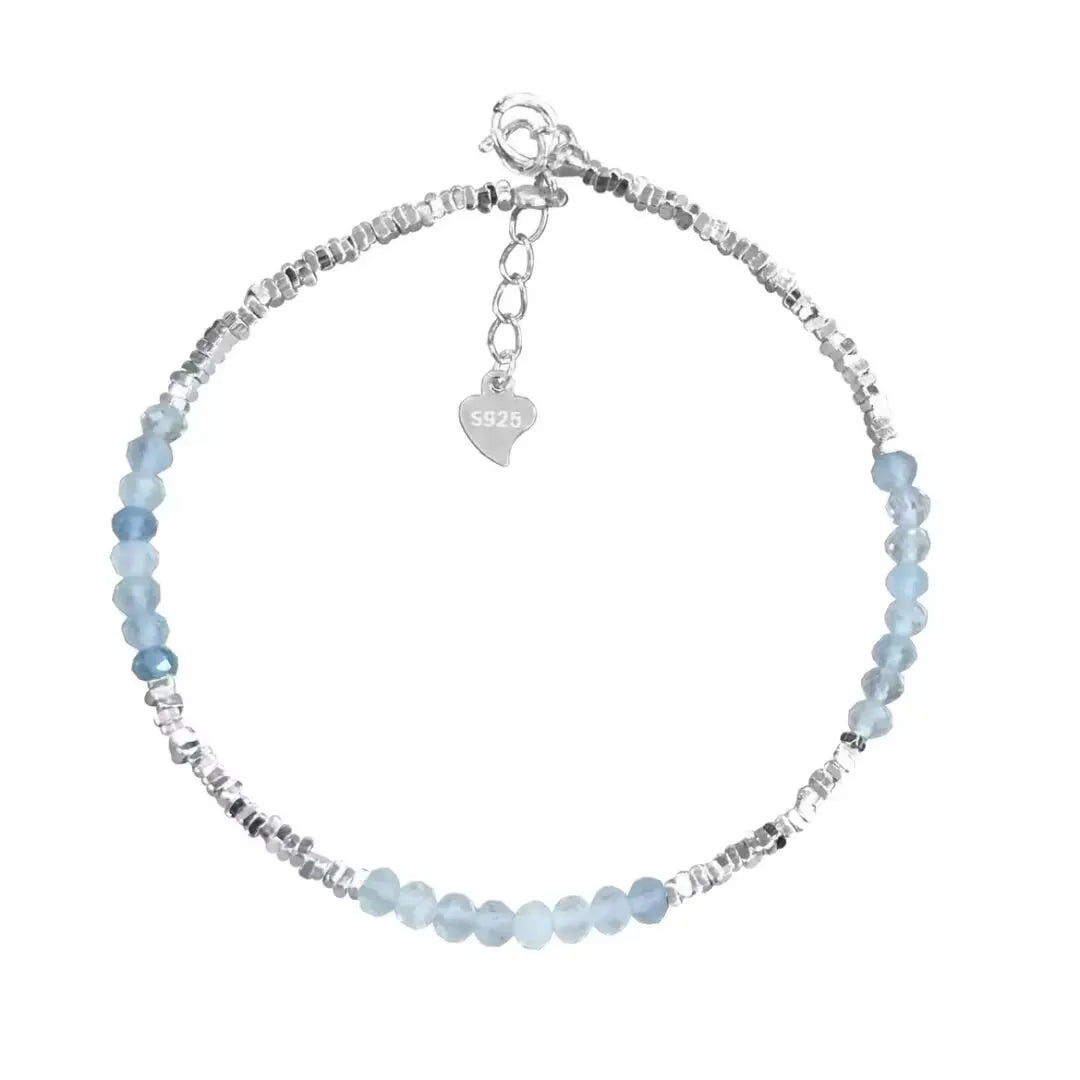 Bracelet "Murmure Douce" en Argent 925 avec des perles d'aigue-marine naturelles et des facettes argentées, fermoir mousqueton et rallonge en forme de cœur.