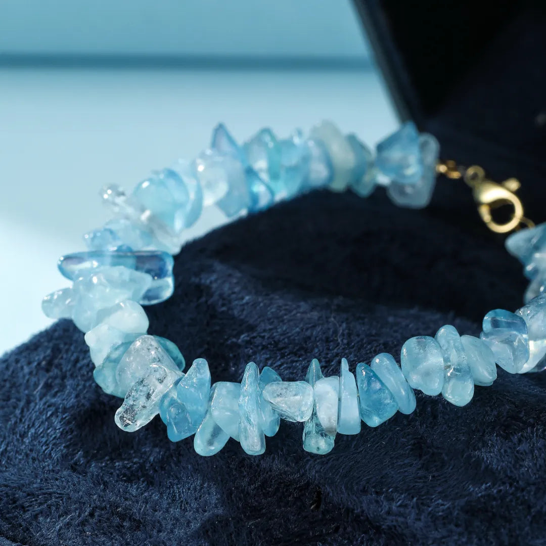 Bracelet "Trésor Marin" fait de pierres d'aigue-marine bleues claires naturelles montées sur un fermoir doré.