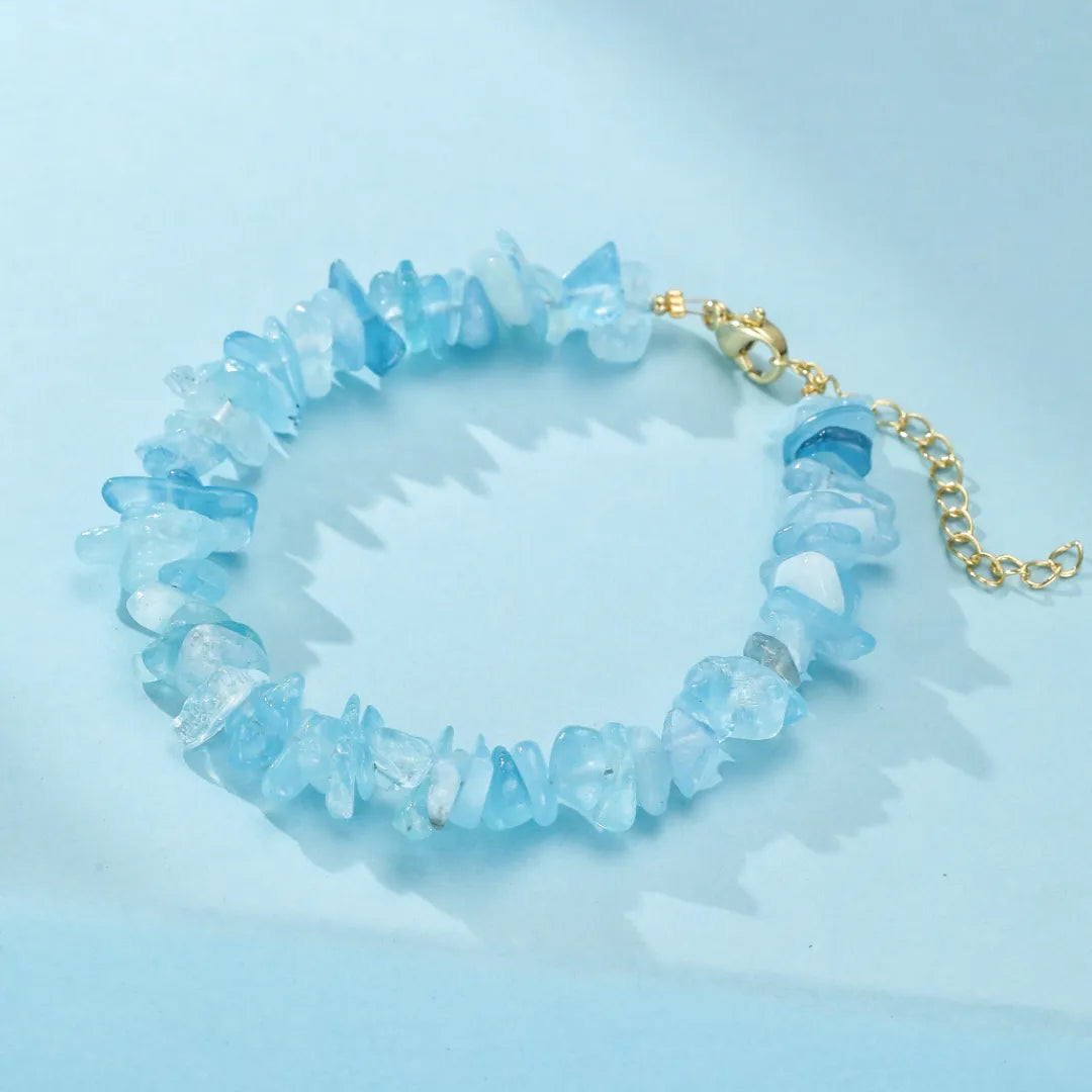 Bracelet "Trésor Marin" en aigue-marine naturelle avec fermoir doré réglable.