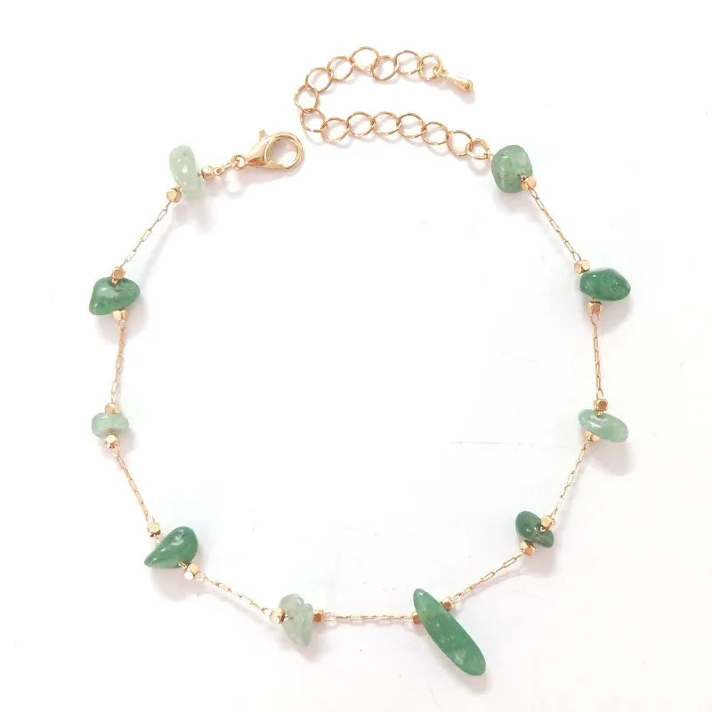 Bracelet de cheville fin en plaqué or, orné de pierres d'agate verte naturelles et de petites perles dorées, avec une chaîne d'extension.