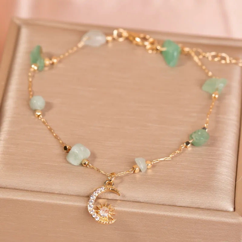 Bracelet de cheville "Brise Céleste" en aventurine verte et quartz rose avec un pendentif lune et soleil serti de cristaux.