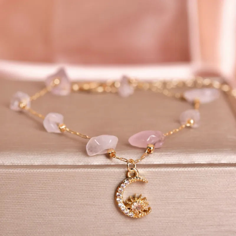 Bracelet de cheville "Brise Céleste" avec des pierres d'aventurine ou de quartz rose et un pendentif lune et soleil en zirconium.