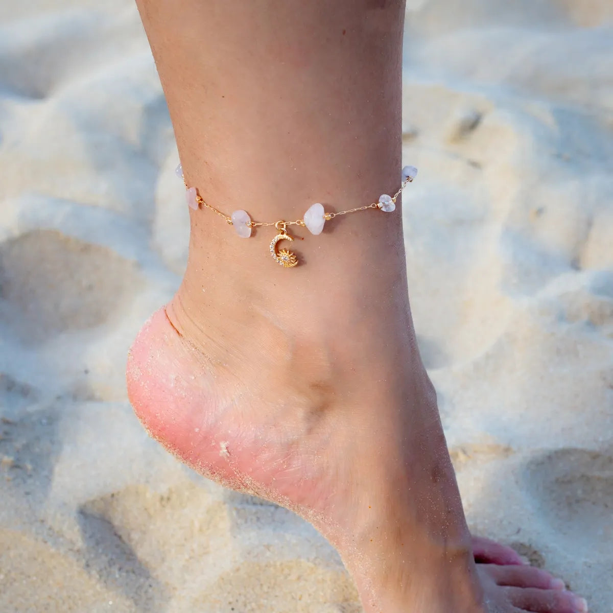Bracelet de cheville "Brise Céleste" en plaqué or avec des pierres d'aventurine ou de quartz rose et un pendentif croissant de lune soleil