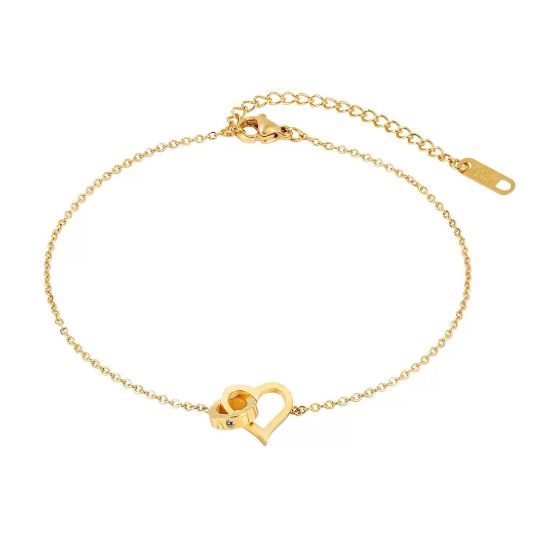 Bracelet de cheville "Amour Fort" en or avec un pendentif en forme de cœur entrelacé et un petit diamant.