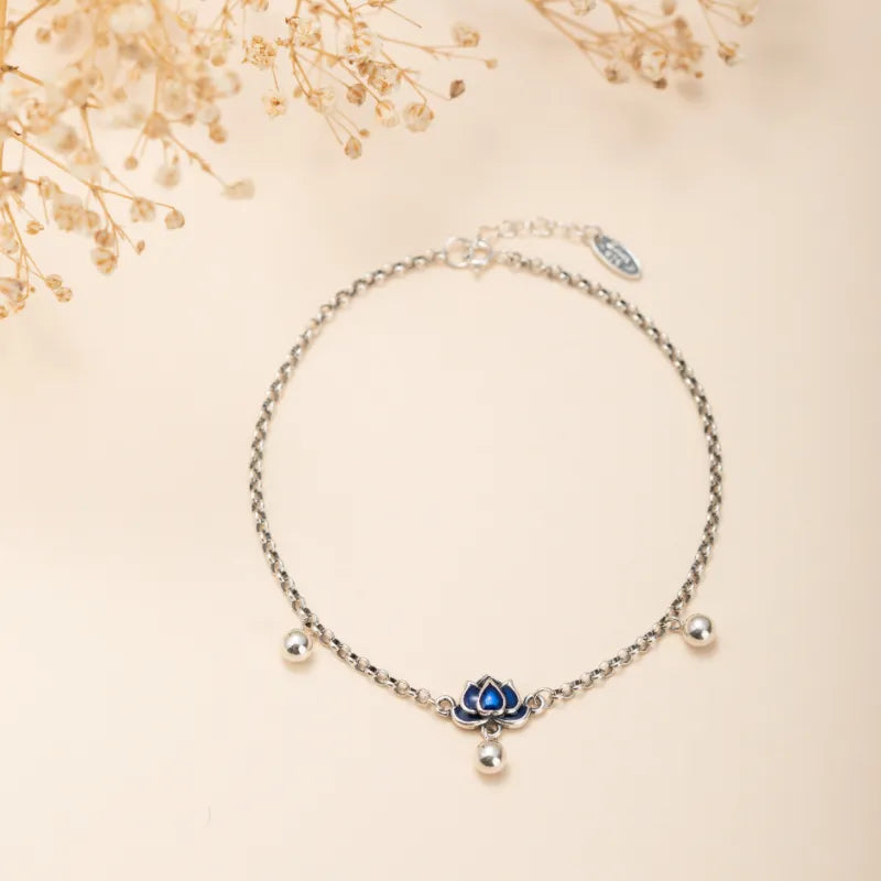 Bracelet de cheville en argent avec un charmant pendentif lotus bleu et trois petites perles argentées.