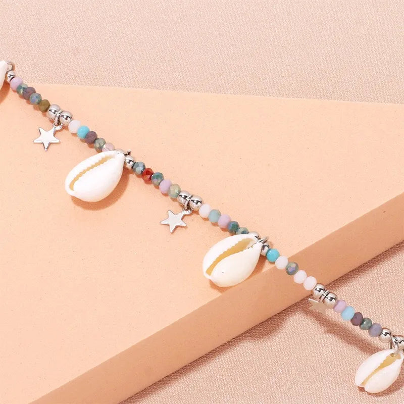 Bracelet de cheville "Brise Marine" orné de coquillages, d'étoiles et de perles multicolores.