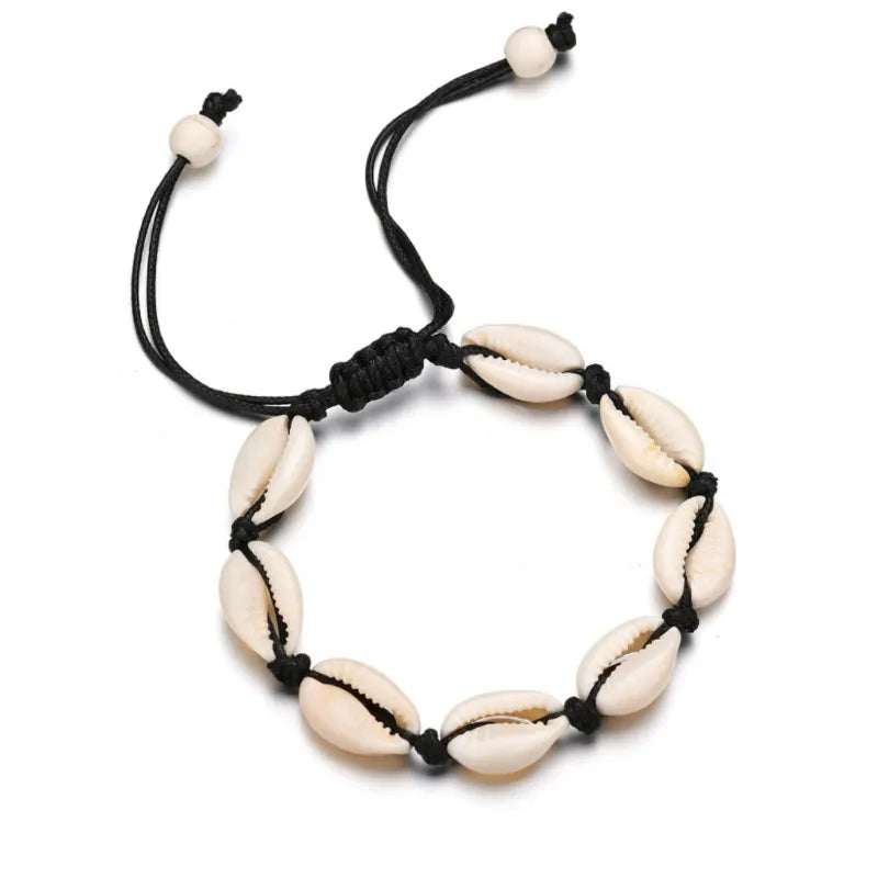 Bracelet de cheville en coquillages naturels avec cordon noir réglable, style bohème chic.