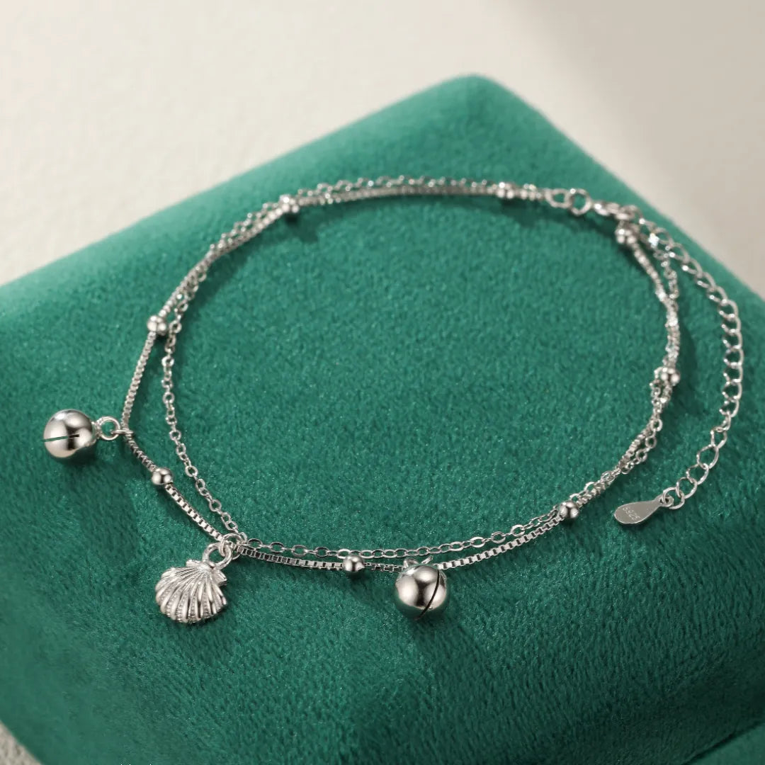 Bracelet de cheville double chaîne argenté avec un pendentif coquillage et des petites billes