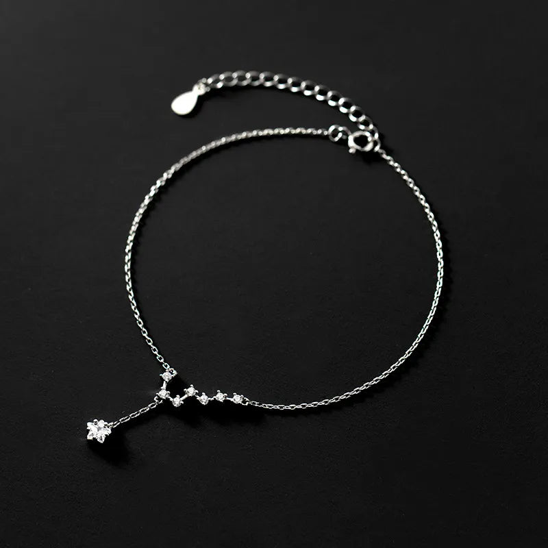 Bracelet de cheville en argent 925 avec un pendentif en forme de constellation d'étoiles serti de zircons cubiques scintillants.