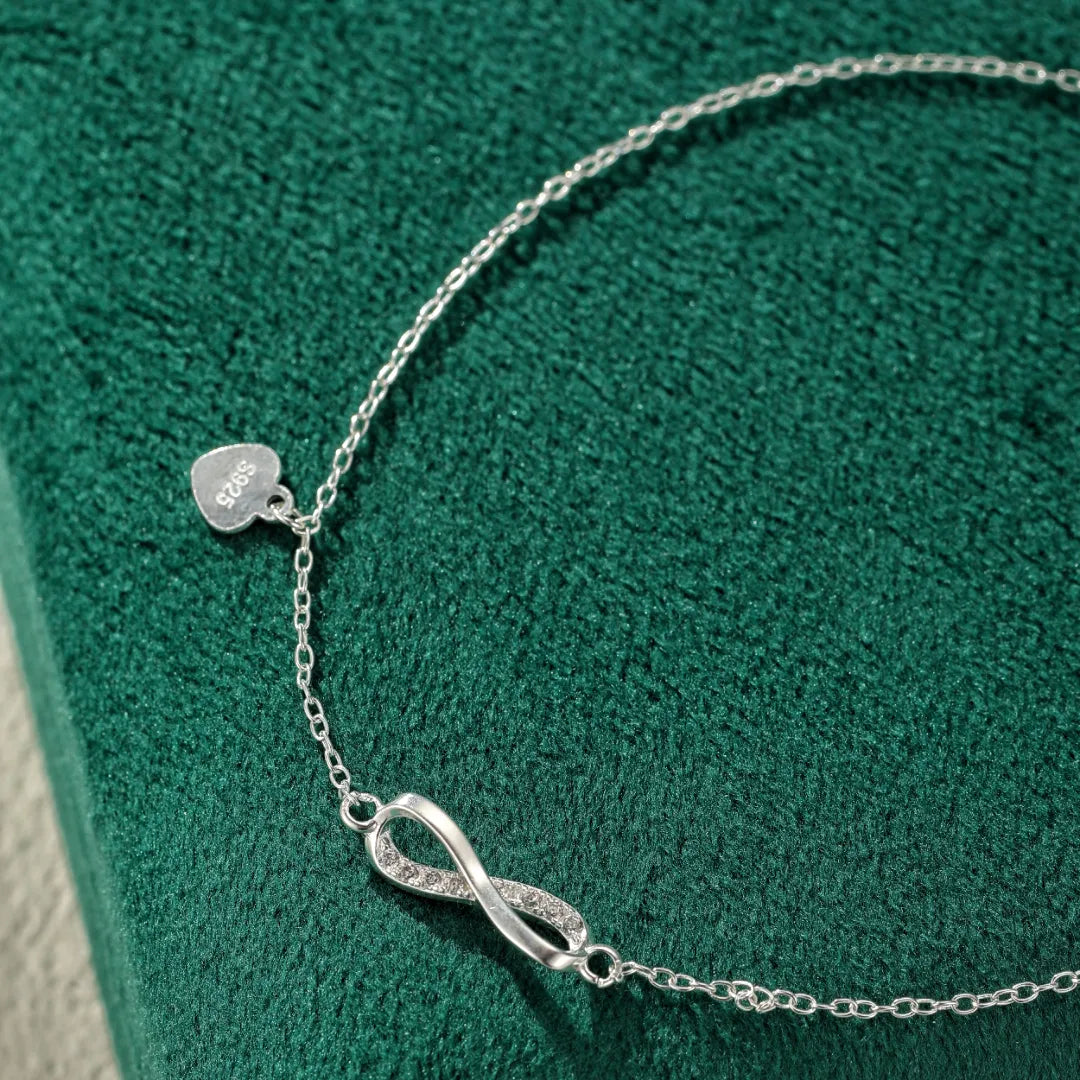 Bracelet de cheville en argent 925 "Amour Éternel" avec un symbole infini serti de zircons et un petit cœur gravé S925.