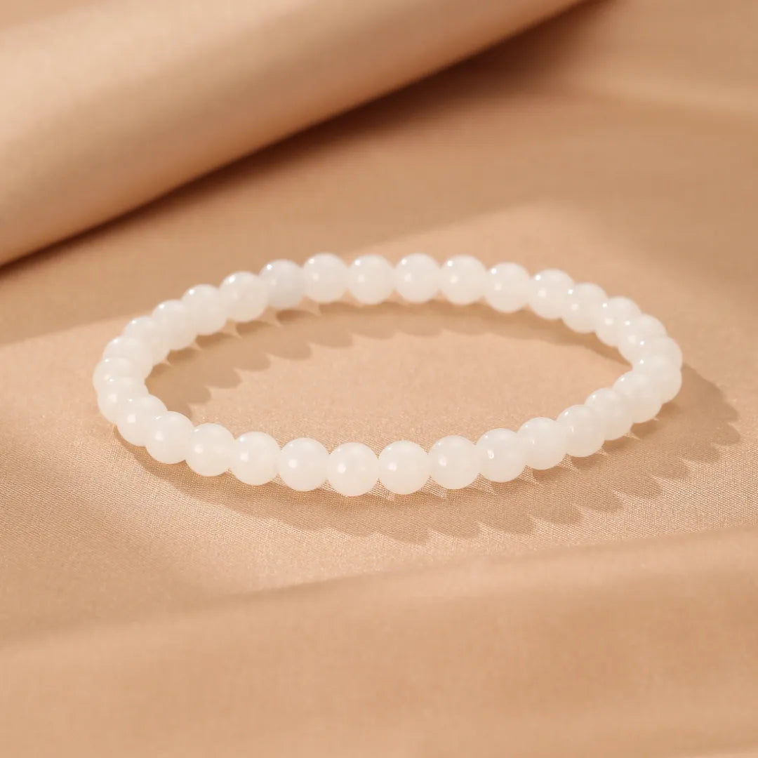 Bracelet "Douceur Blanche" en jade blanc, composé de perles rondes lisses.
