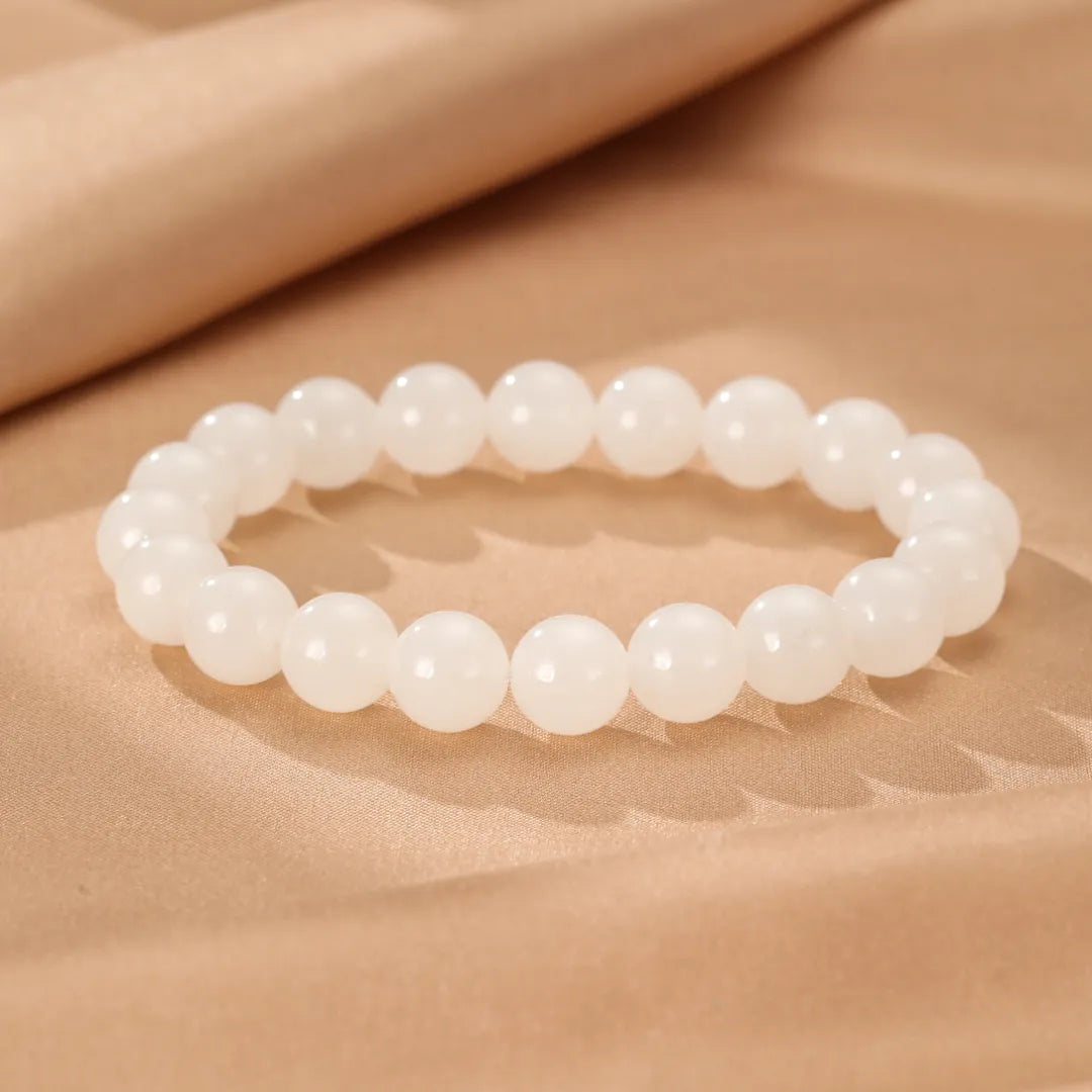 Bracelet en jade blanc perles rondes "Douceur Blanche" sur fond beige