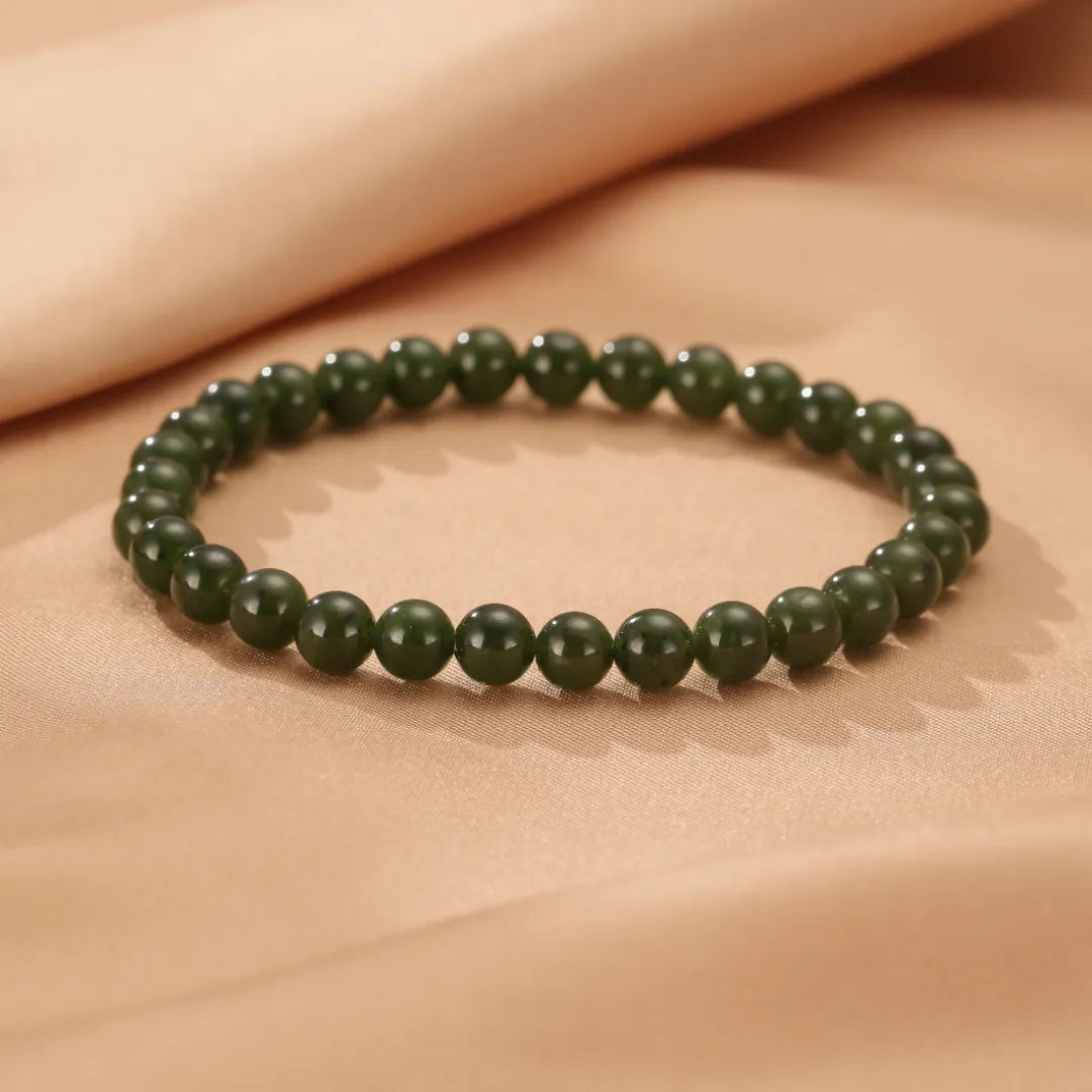 Bracelet en jade vert aux perles rondes lisses, style "Sérénité Naturelle".