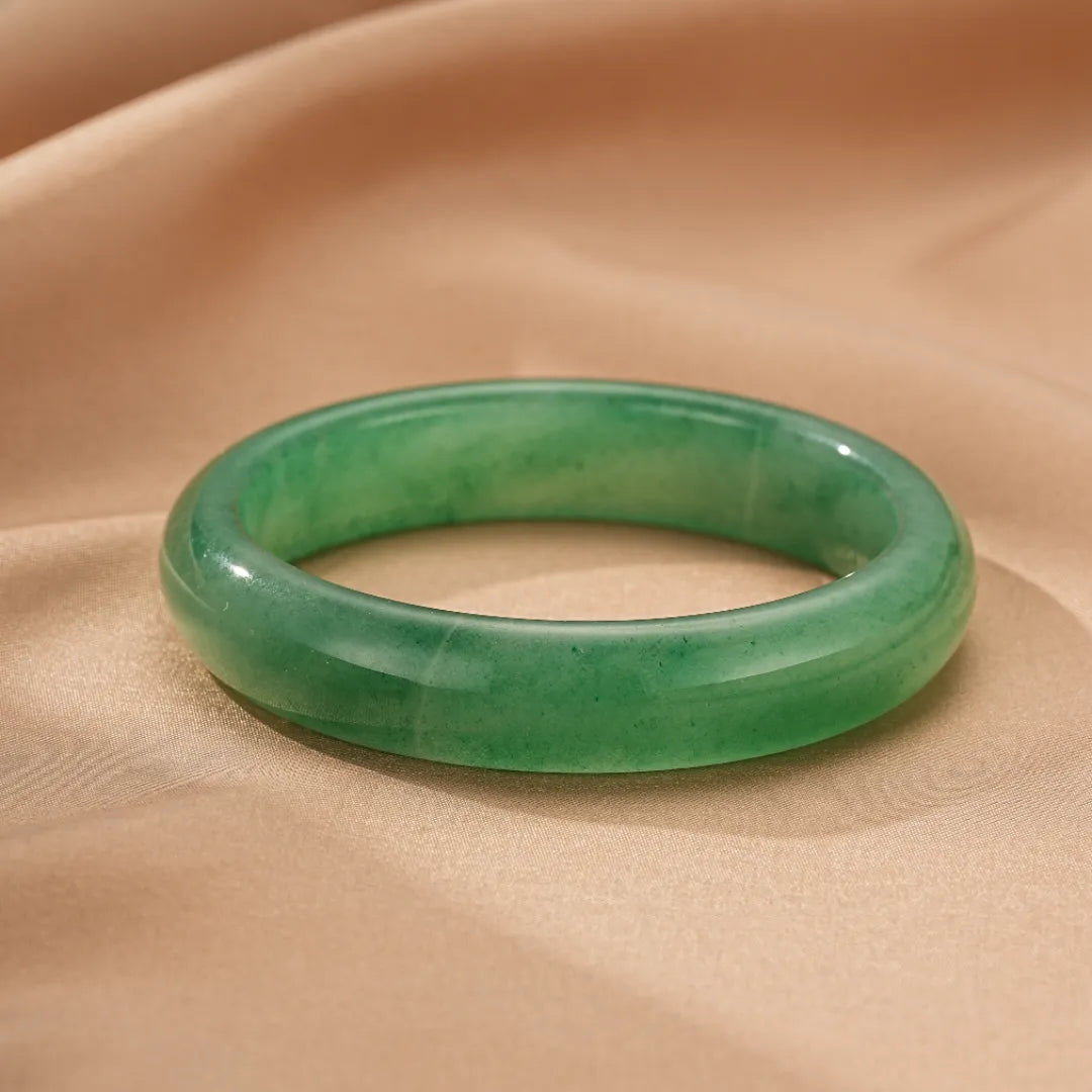 Bracelet jonc en aventurine verte "Énergie Vitale" sur un fond satiné beige