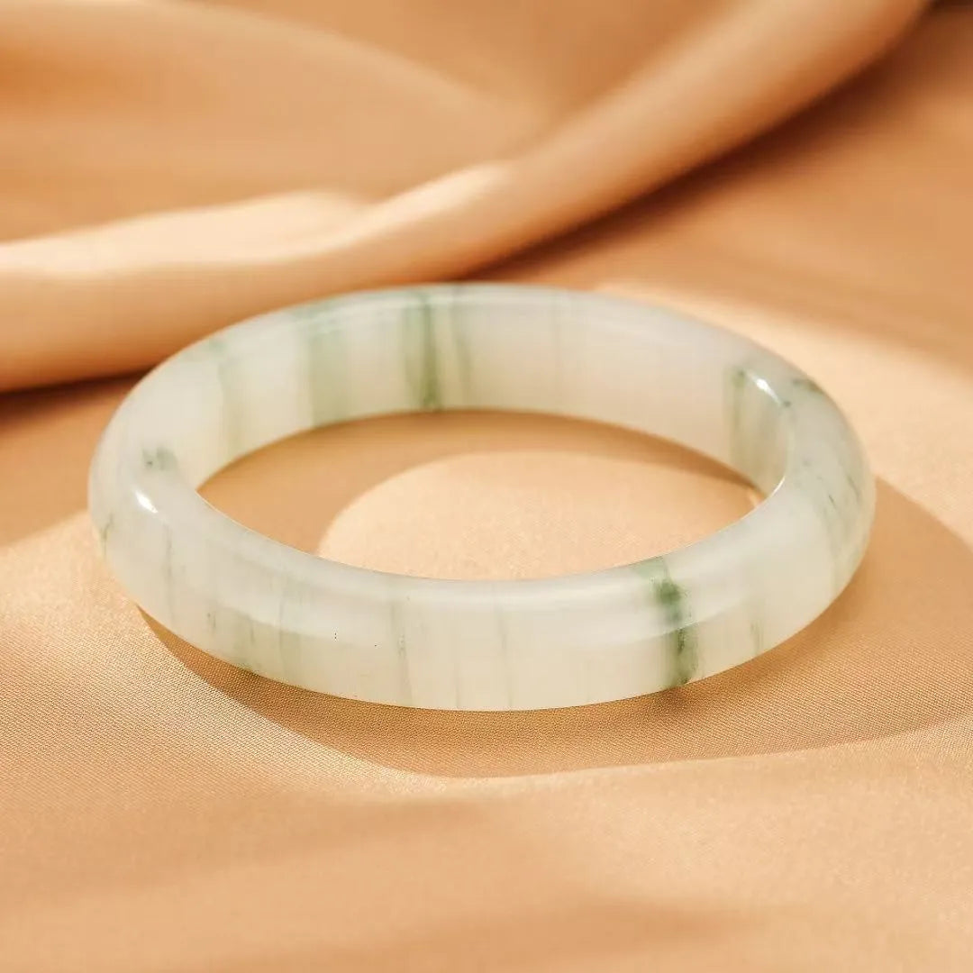 Bracelet jonc en calcédoine naturelle aux veines vertes sur fond satiné doré