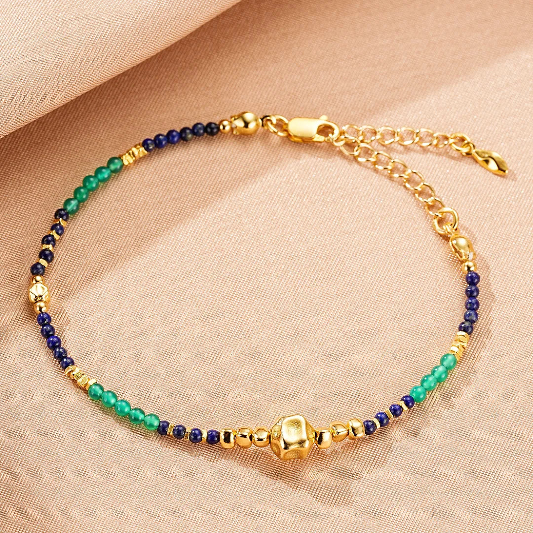 Bracelet fin en argent doré or, orné de perles rondes de lapis lazuli bleu et de jade vert, avec un élément central carré doré.