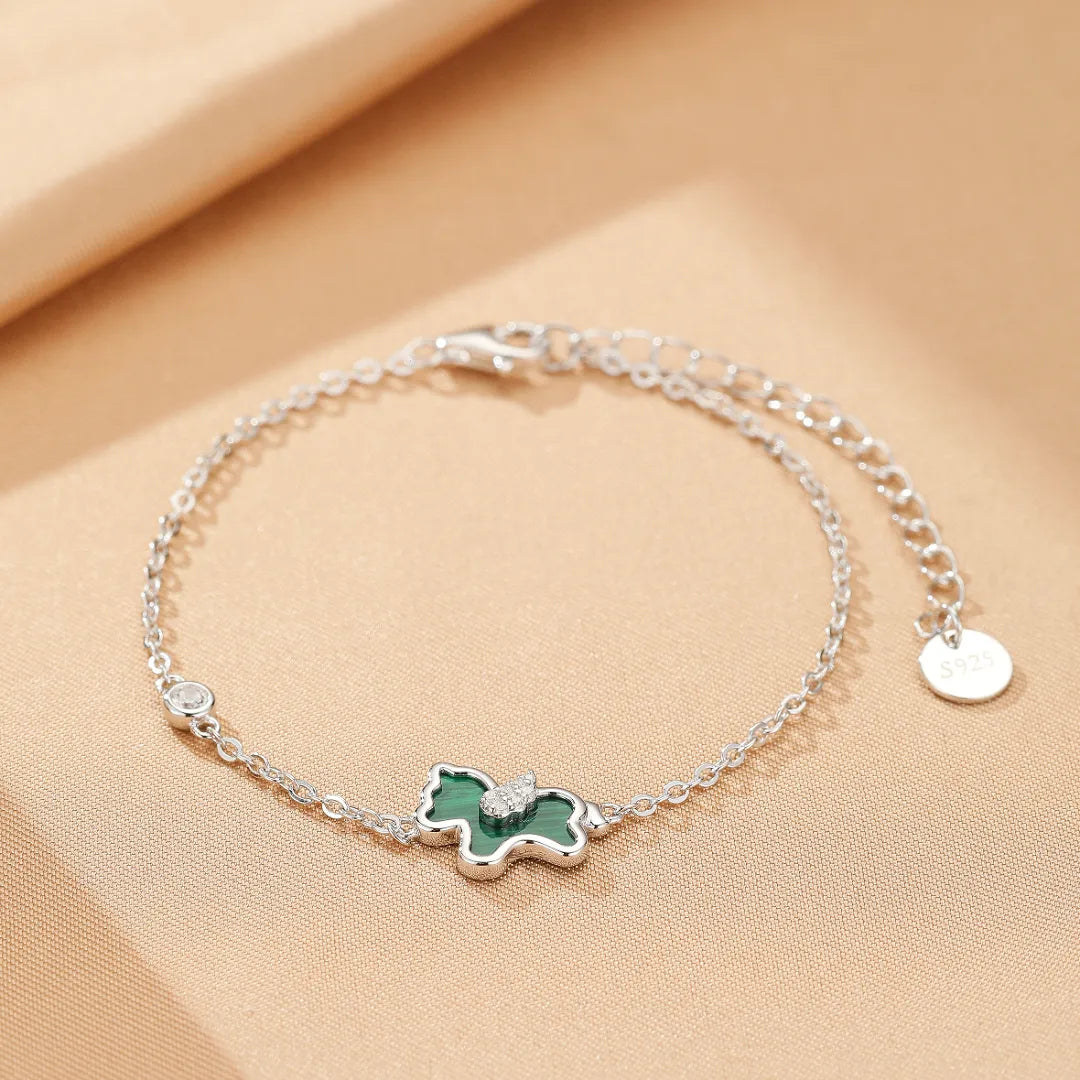 Bracelet "Liberté Douce" en argent 925 avec un pendentif en forme de cheval en malachite orné de petites pierres scintillantes.