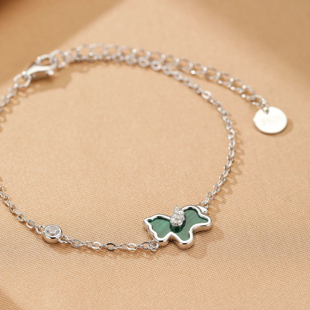 Bracelet "Liberté Douce" en argent avec un pendentif en forme de cheval en malachite orné de petits diamants et d'une pierre blanche.