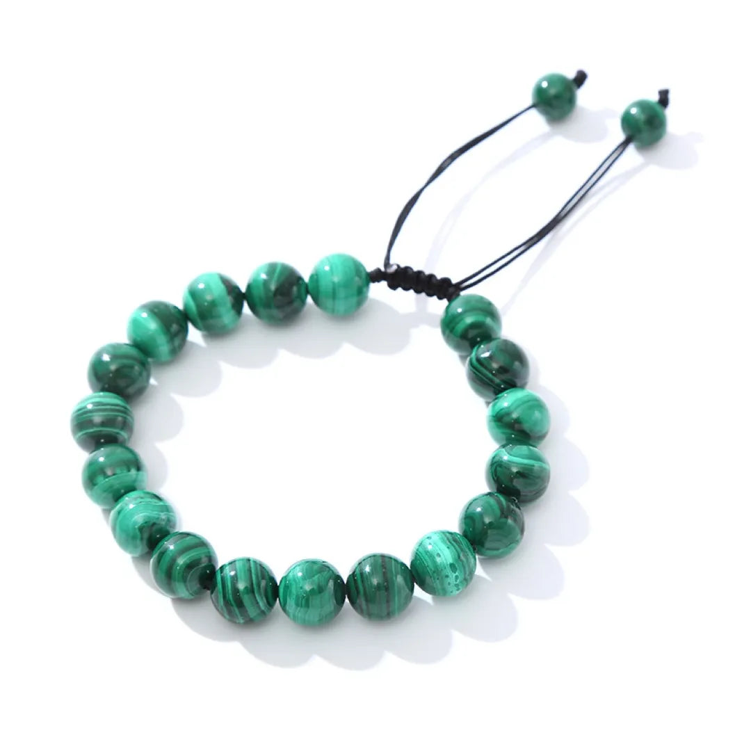Bracelet en perles de Malachite naturelle, avec cordon noir ajustable, sur fond blanc.