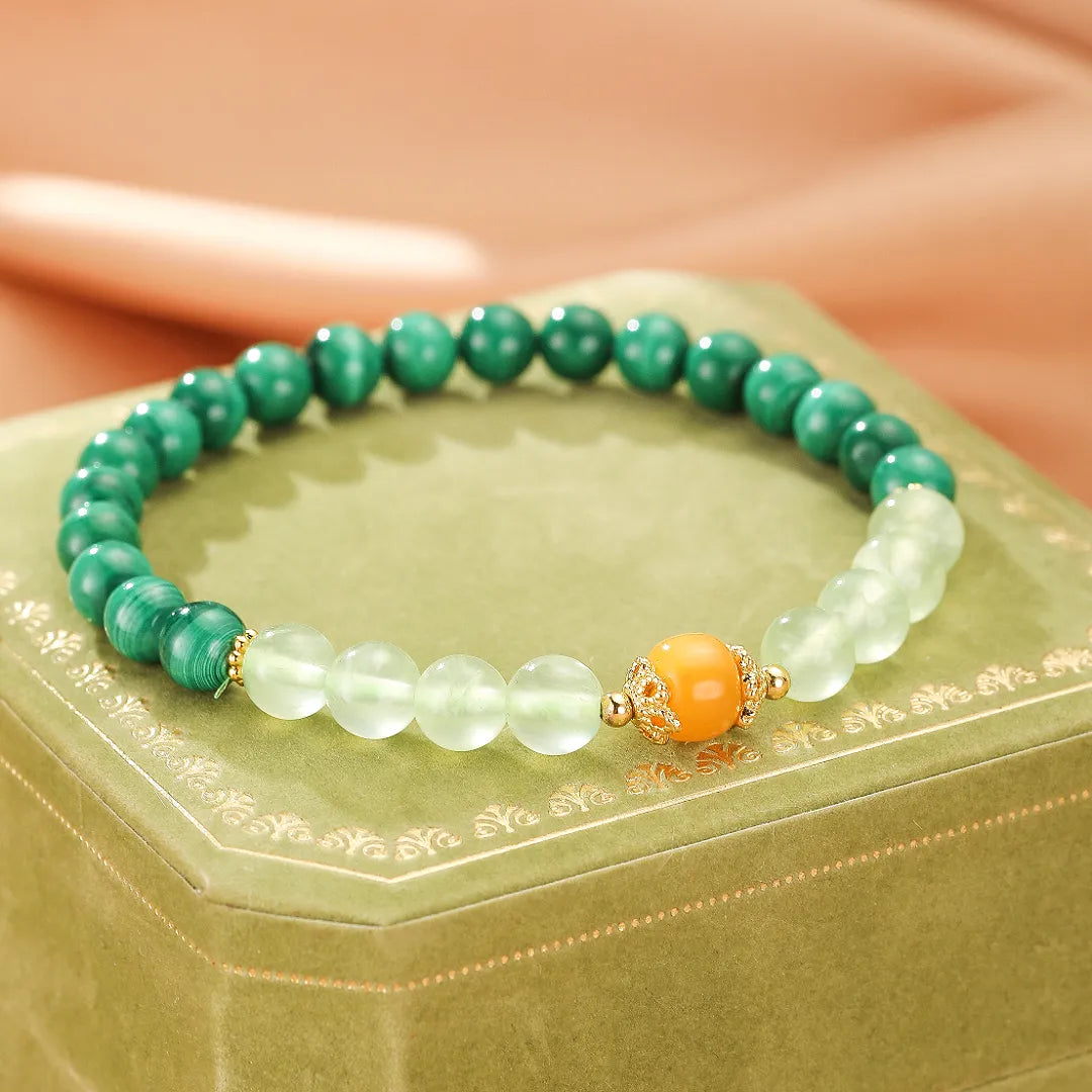 Bracelet "Harmonie Colorée" en malachite verte, préhnite claire et ambre orange, avec des perles dorées.