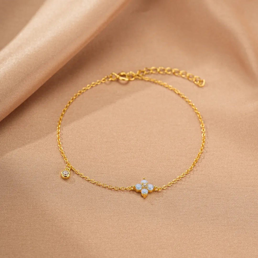 Bracelet en argent doré à l'or avec un motif de fleur en opale et un petit zirconium sur une chaîne délicate.