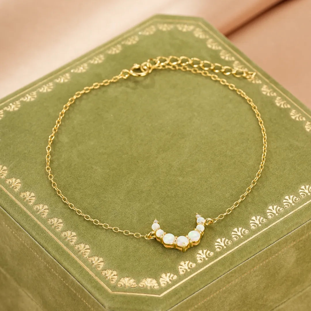 Bracelet en argent doré 18 carats avec opales disposées en demi-lune, nom "Lune Douce"