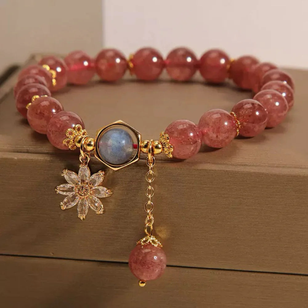 Bracelet "Fleur Mystérieuse" avec perles de quartz fraise, cristal de roche, labradorite et breloque fleur en cristal.
