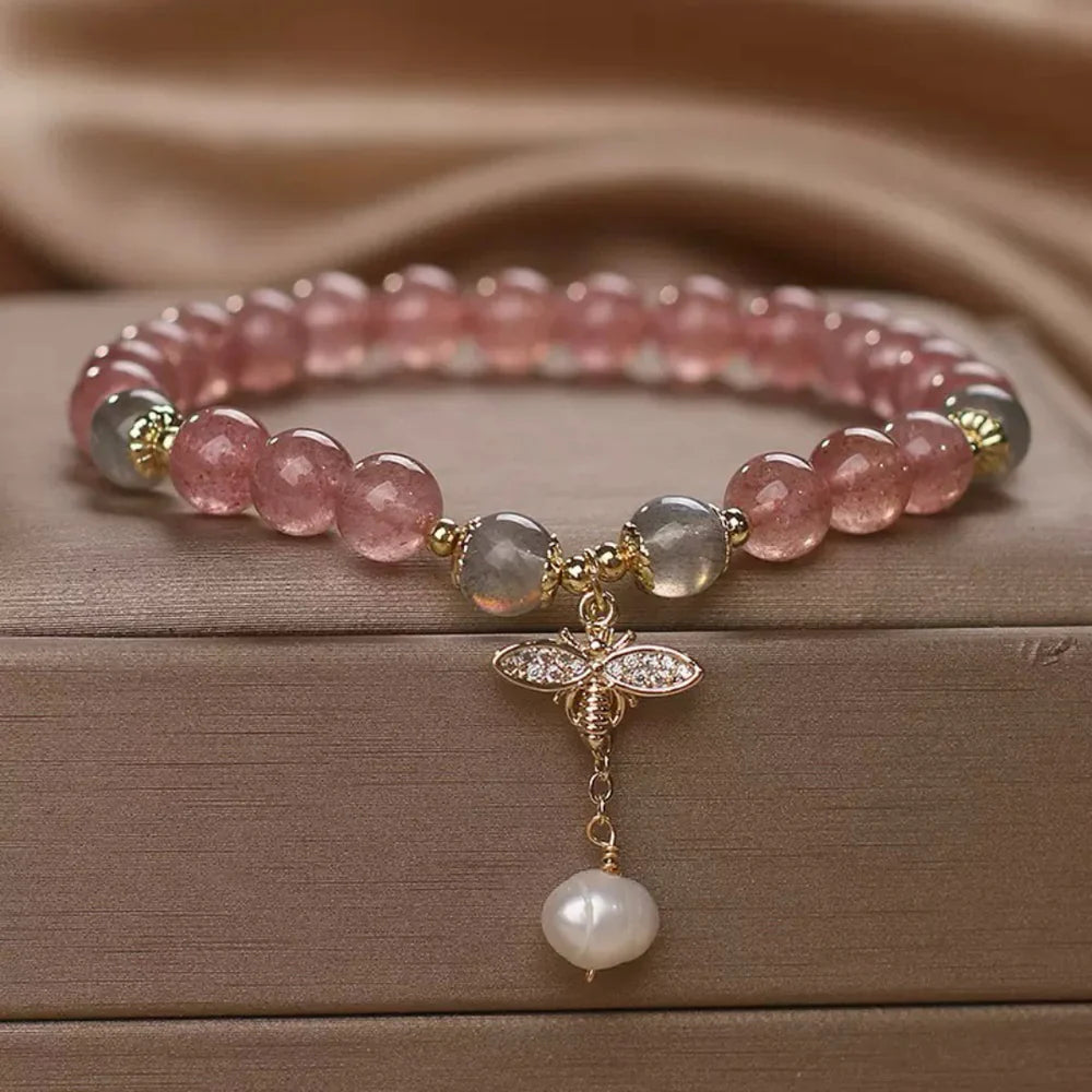 Bracelet en quartz fraise et labradorite avec un pendentif abeille orné de strass et une perle blanche
