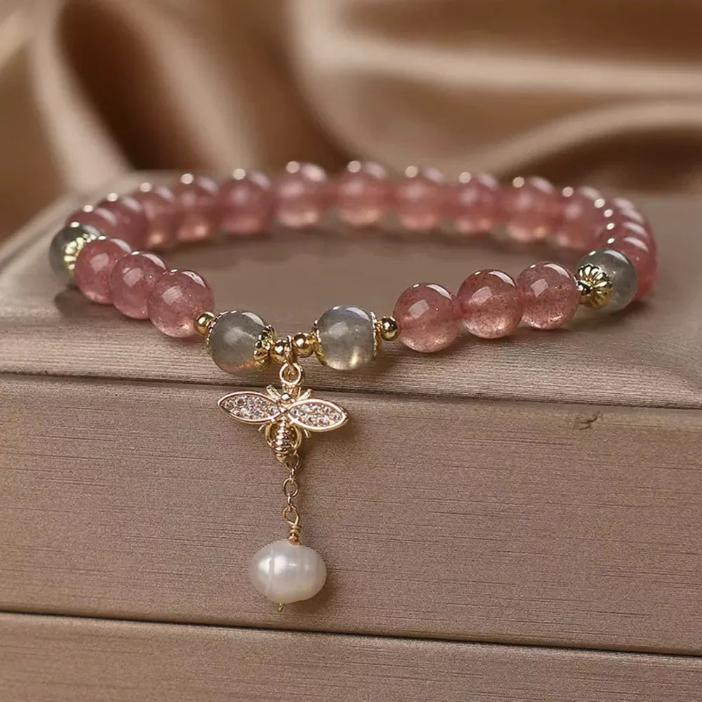 Bracelet "Douceur Abeille" en quartz fraise et labradorite, orné d'un pendentif abeille serti de zirconium et d'une perle d'eau douce.
