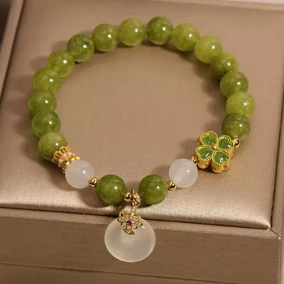 Bracelet "Rayons d'Optimisme" en trèfle de tourmaline verte et jade avec breloque ronde en jade et détails dorés.