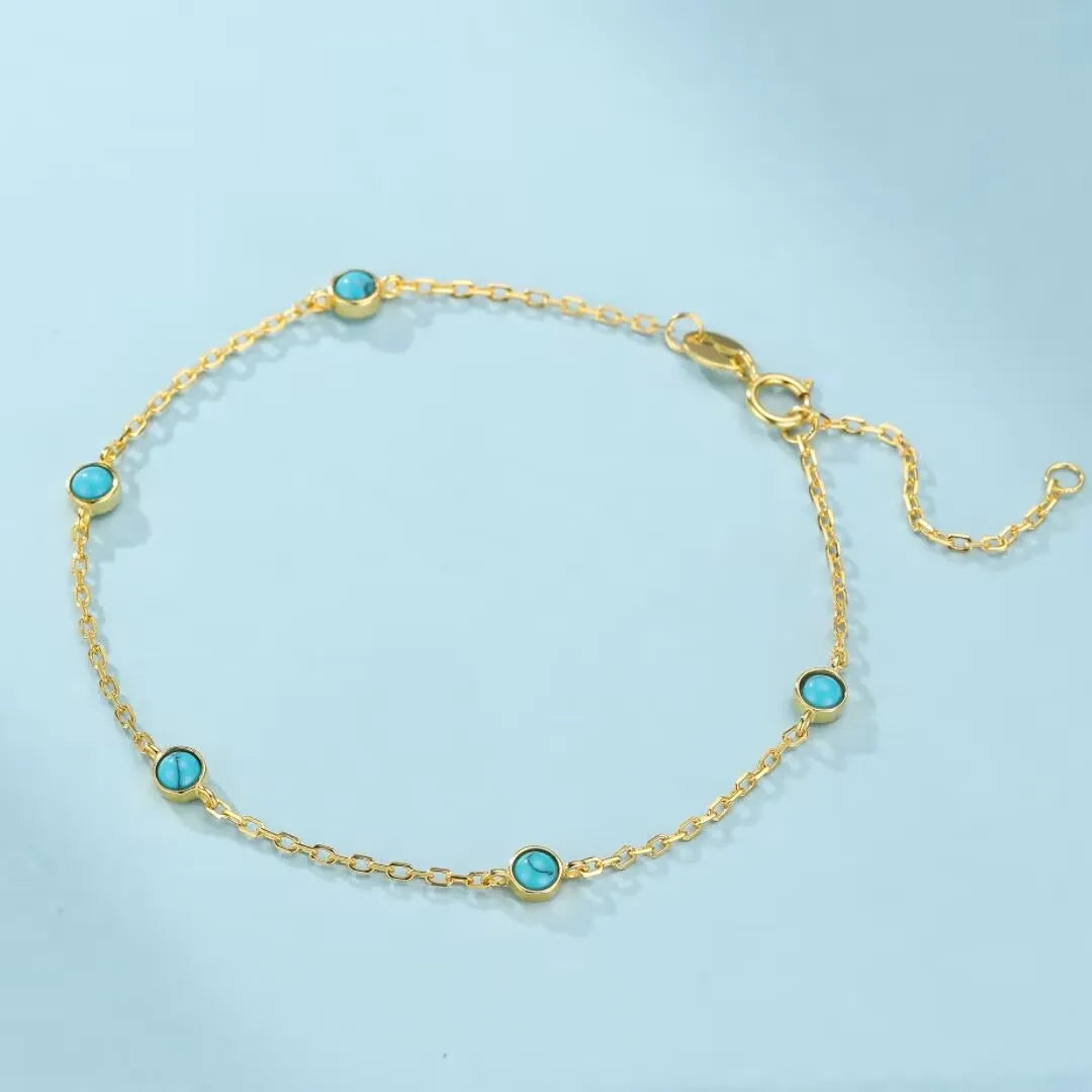 Bracelet "Énergie Solaire" en argent doré or avec des petites pierres de turquoise rondes disposées le long d'une chaîne fine.