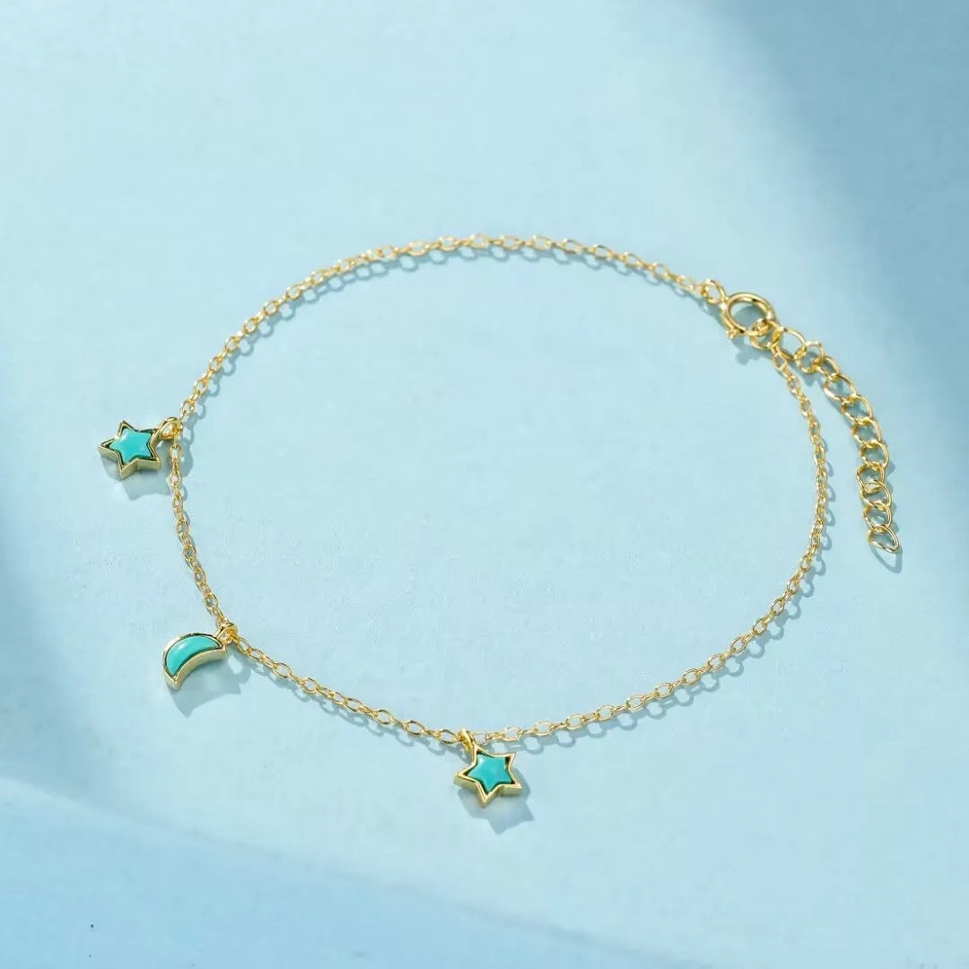 Bracelet fin en argent doré or, orné d'une turquoise représentant des étoiles et un croissant de lune, collection "Équilibre Céleste".