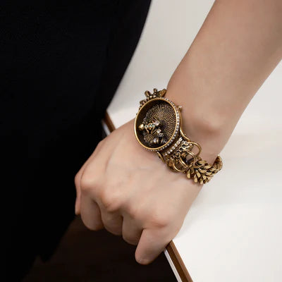 Bracelet vintage en zircon "Grenouille Royal" avec un motif de lion stylisé, serti de zircons et une chaîne épaisse dorée.
