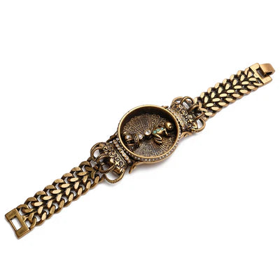 Bracelet vintage en zircon avec un motif de grenouille royale et des couronnes ornées, le tout dans un style antique doré.