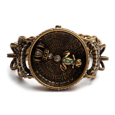 Bracelet vintage "Grenouille Royal" en laiton doré orné de zirconiums et de pierres turquoise, avec un design de grenouille et de couronne.