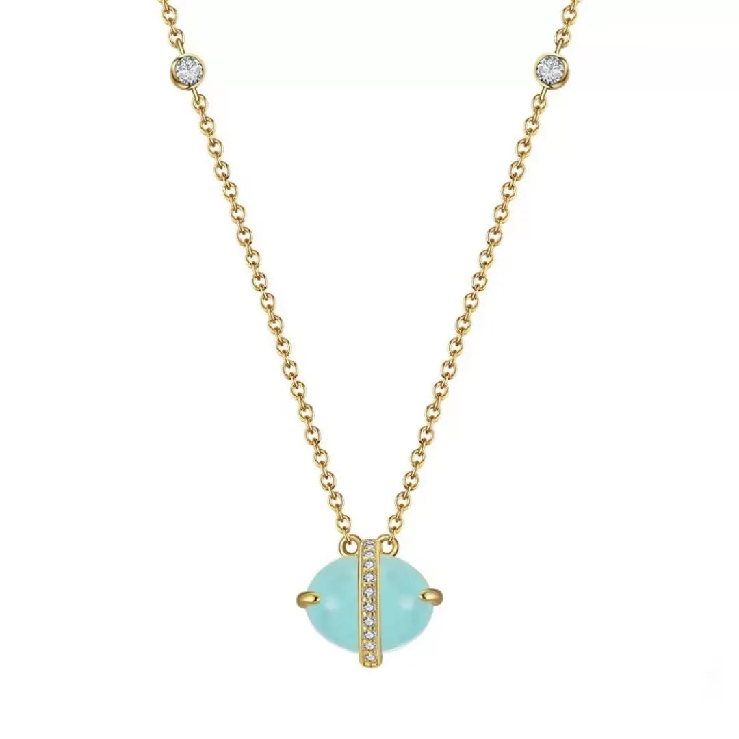 Collier en argent doré or 14K avec une aigue-marine bleue ovale et une ligne de diamants incrustés, orné de trois petites pierres sur la chaîne.