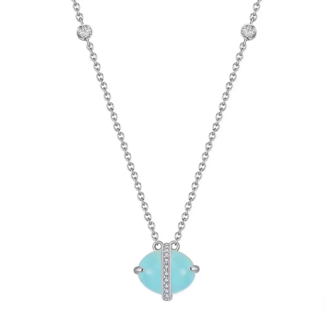 Collier en argent doré or 14K avec une aigue-marine bleue ovale sertie de diamants, chaîne délicate ornée de trois petits diamants.