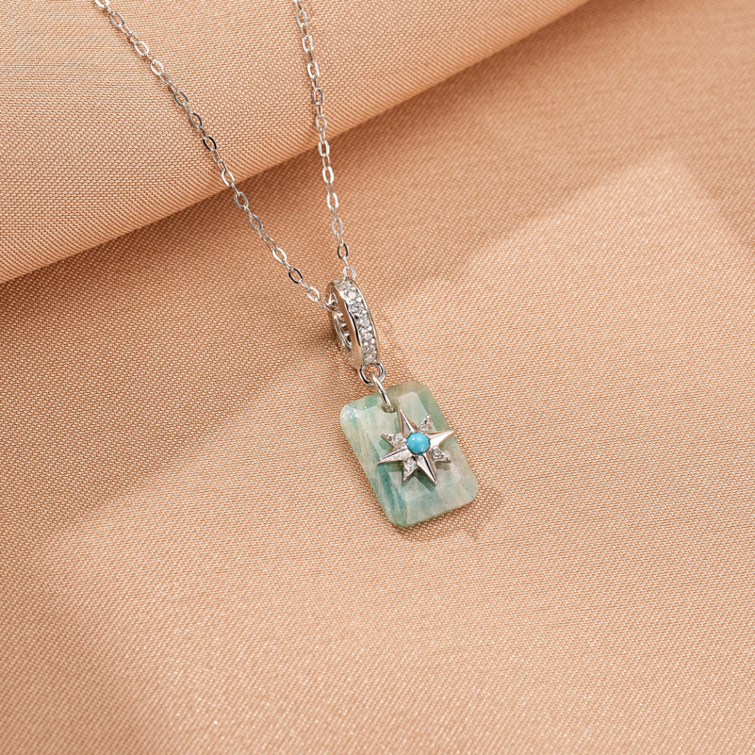 Collier en argent plaqué platine avec un pendentif rectangulaire en amazonite orné d'une étoile scintillante en turquoise.