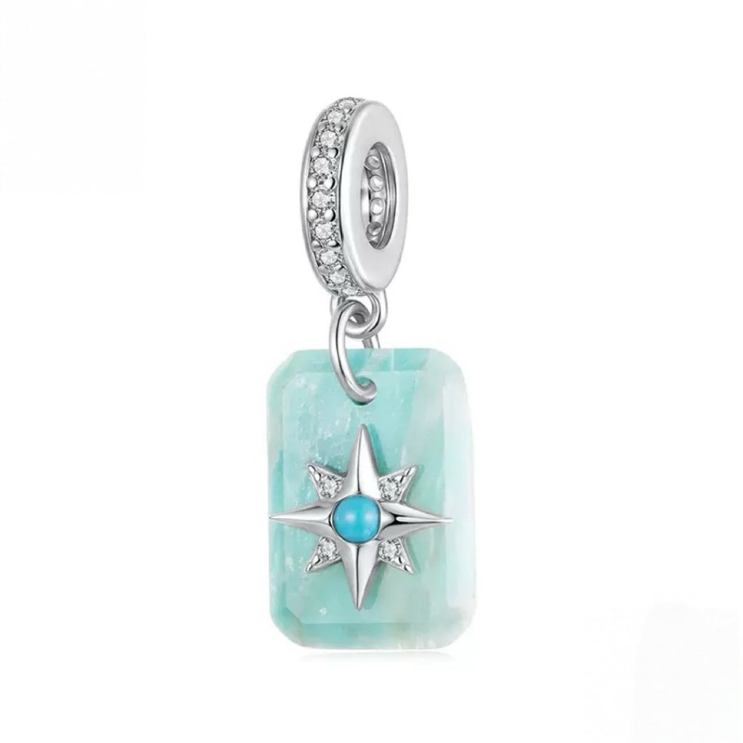 Pendentif breloque pour collier en argent plaqué platine orné d'une pierre d'amazonite rectangulaire, d'une étoile polaire bleue turquoise et de cristaux scintillants.
