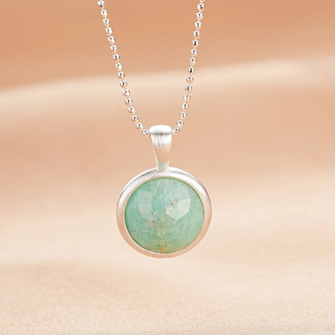 Collier "Profondeur Céleste" en argent avec une pierre d'amazonite verte facettée, monté sur une chaîne à billes.