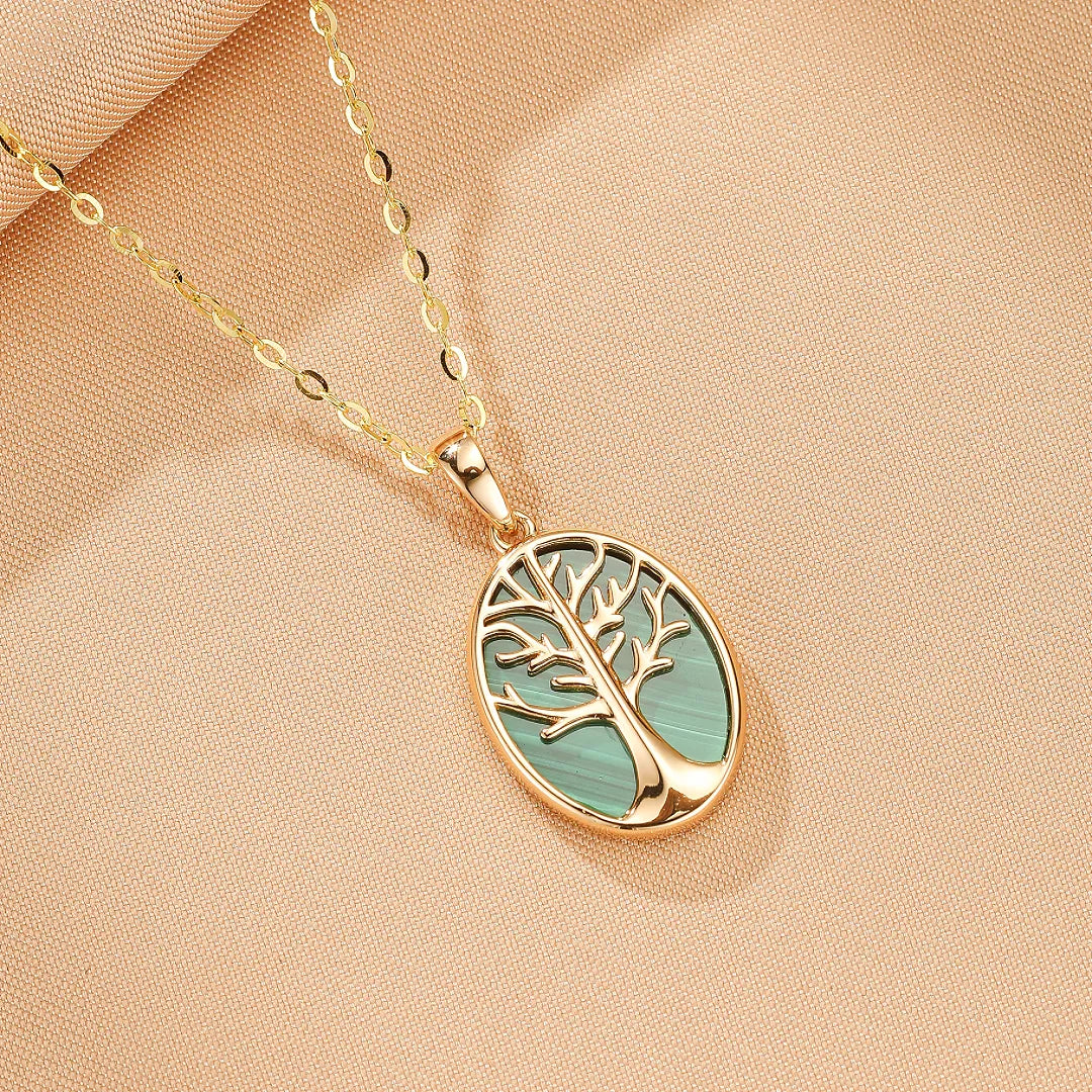 Collier Arbre de Vie en malachite naturelle incrustée dans un cadre ovale en argent doré, avec une chaîne délicate.