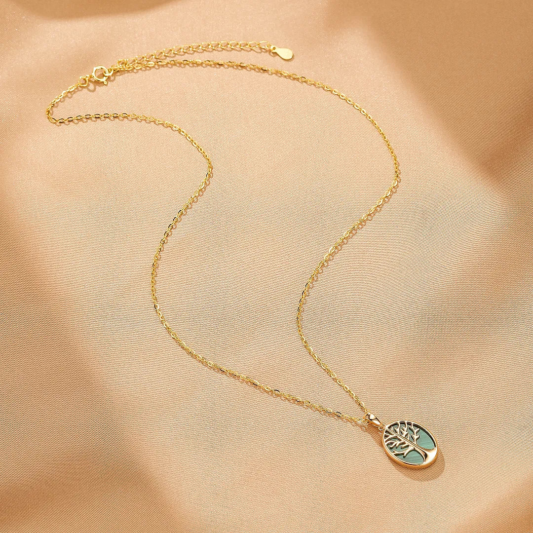 Collier Arbre de Vie en argent doré avec une pierre de malachite verte ovale, chaîne fine et délicate.