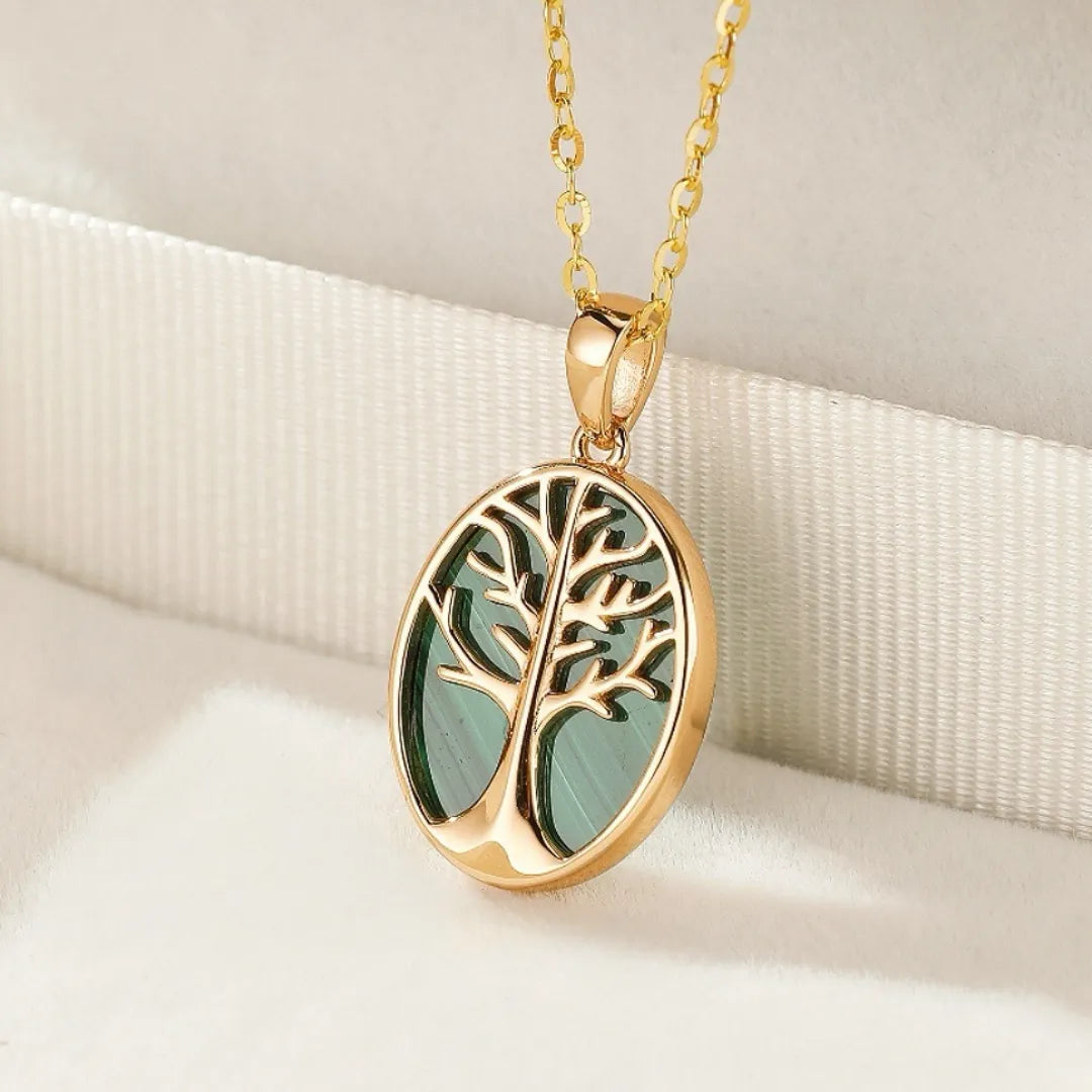 Collier Arbre de Vie en argent doré, orné d'une malachite verte naturelle sculptée en forme d'arbre aux branches stylisées.