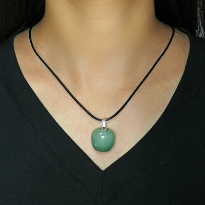 Collier pendentif "Sérénité du Cœur" en forme de pomme en aventurine verte, porté sur un cordon noir.