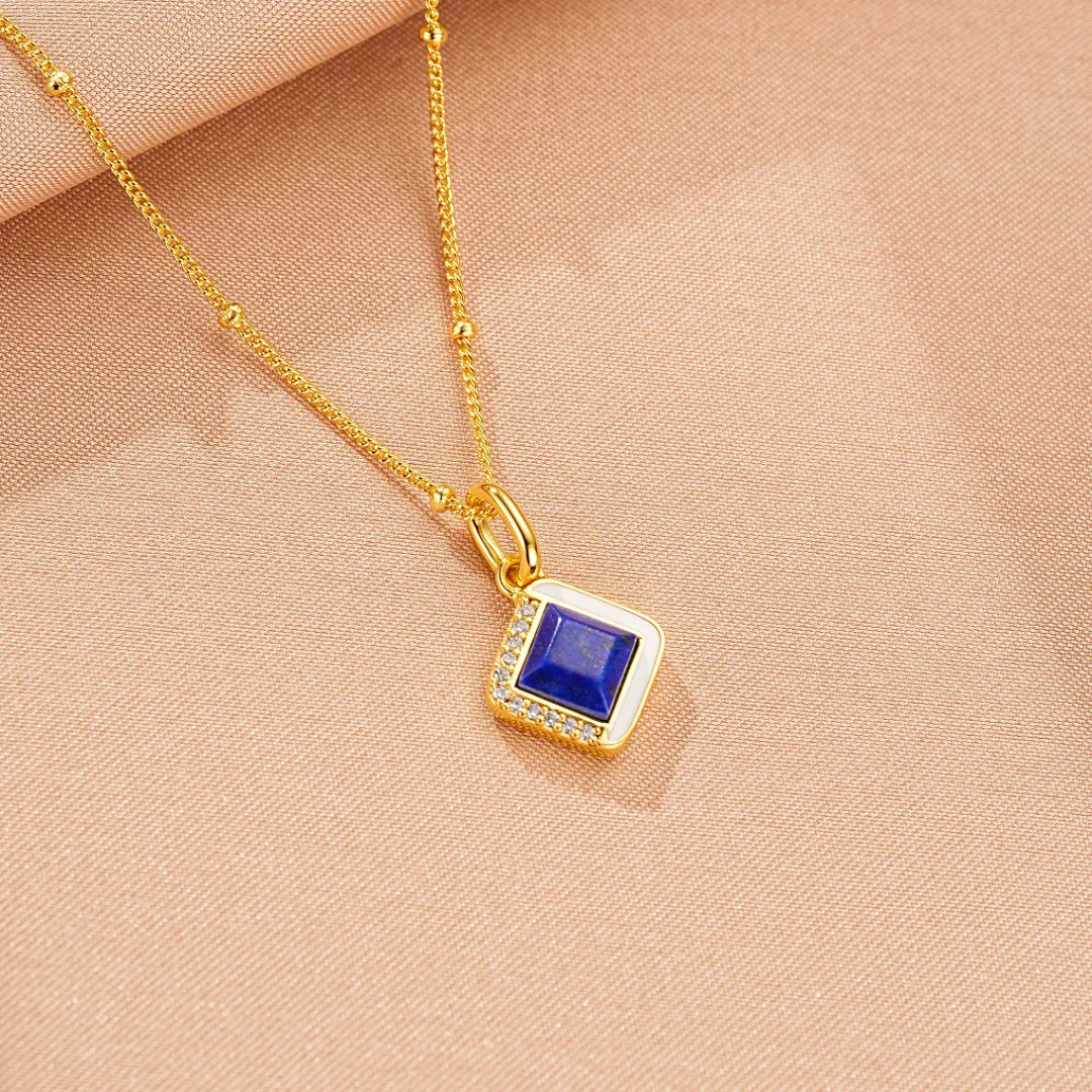 Collier "Élégance Raffinée" en argent doré or, avec un pendentif carré en lapis lazuli entouré de zirconiums brillants.