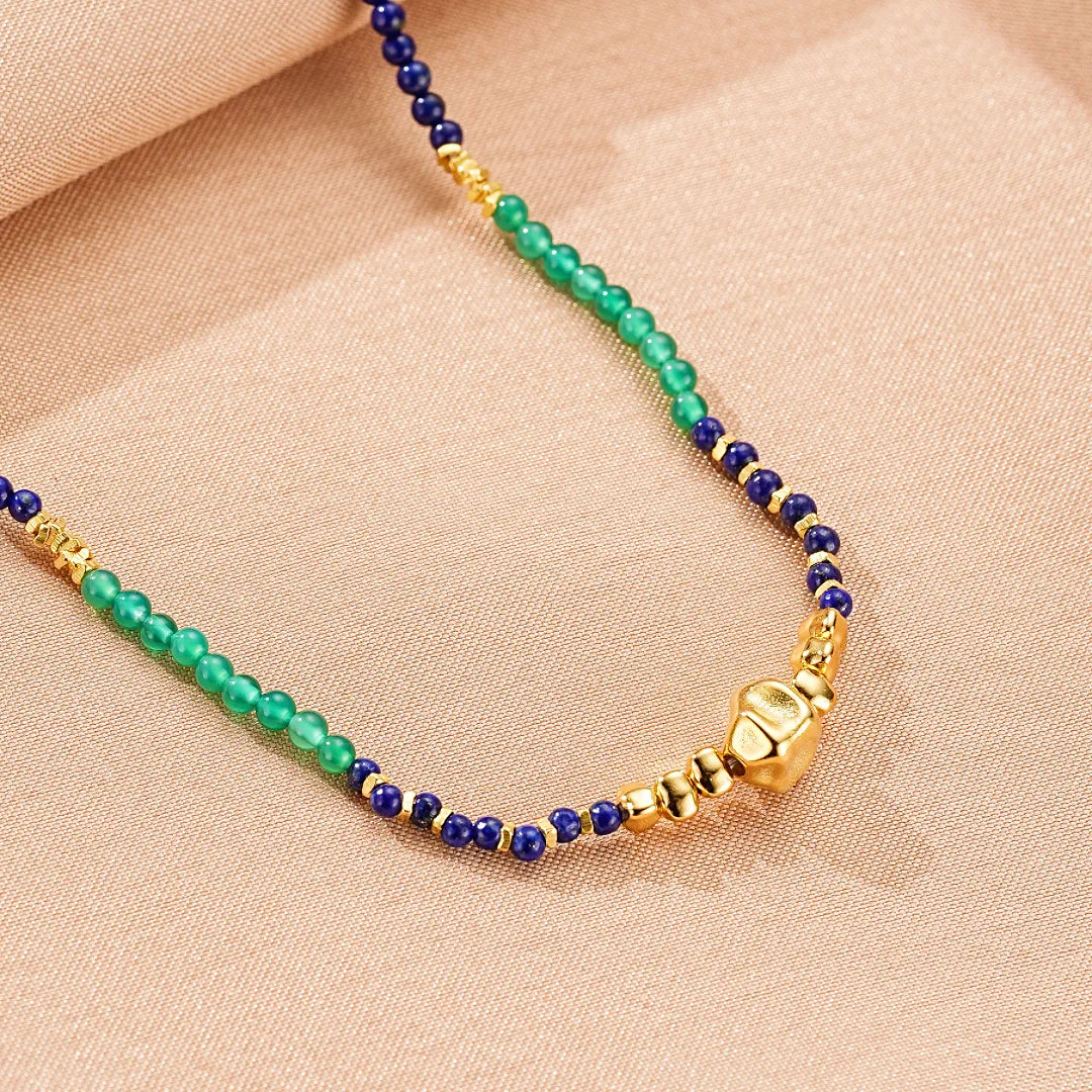 Collier "Sagesse Intérieure" en argent doré, orné de perles de lapis-lazuli bleu profond et de jade vert, avec un fermoir en forme de cœur doré.