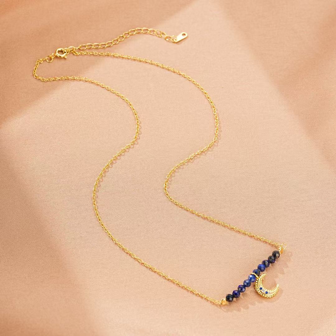 Collier "Nuit Sage" en argent doré or 18 carats avec des perles de lapis-lazuli et un pendentif croissant de lune.