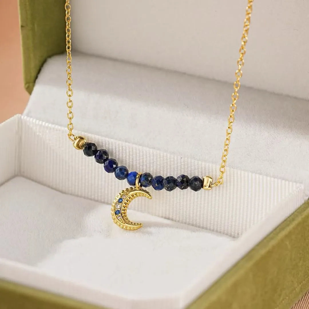 Collier "Nuit Sage" en argent doré 18 carats avec pendentif croissant de lune serti de pierres bleues et de lapis-lazuli
