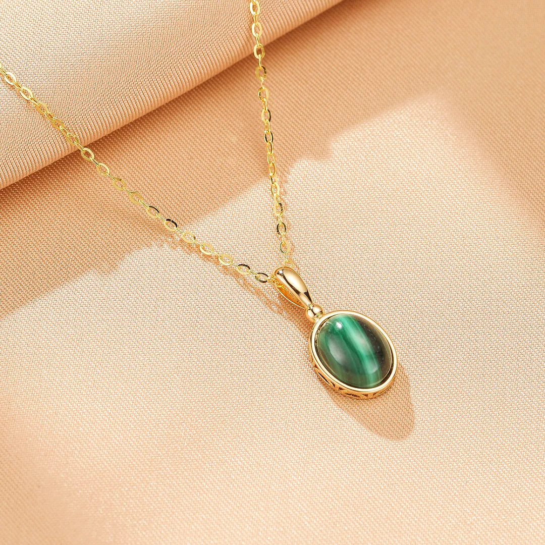 Collier Aura Antique en argent doré avec pendentif en malachite ovale vert et or.